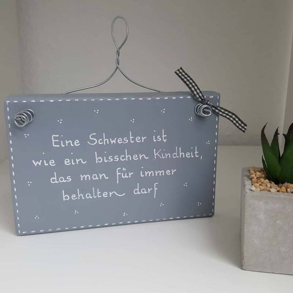 Eine Schwester ist wie ein bisschen Kindheit, dass man für immer behalten darf.