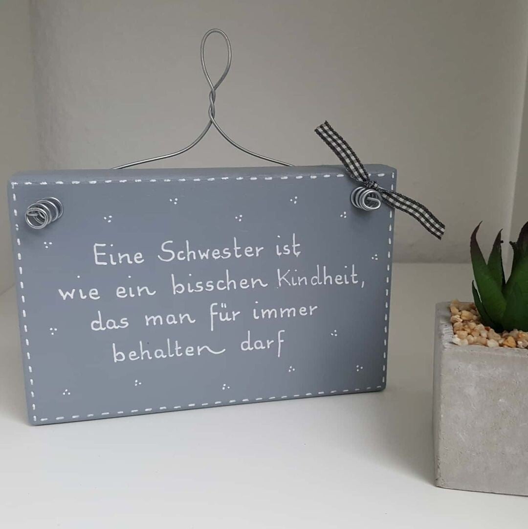 Eine Schwester ist wie ein bisschen Kindheit, dass man für immer behalten darf.