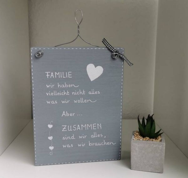 FAMILIE. Wir haben vielleicht nicht alles was wir wollen. Aber zusammen sind wir alles was wir brauchen.