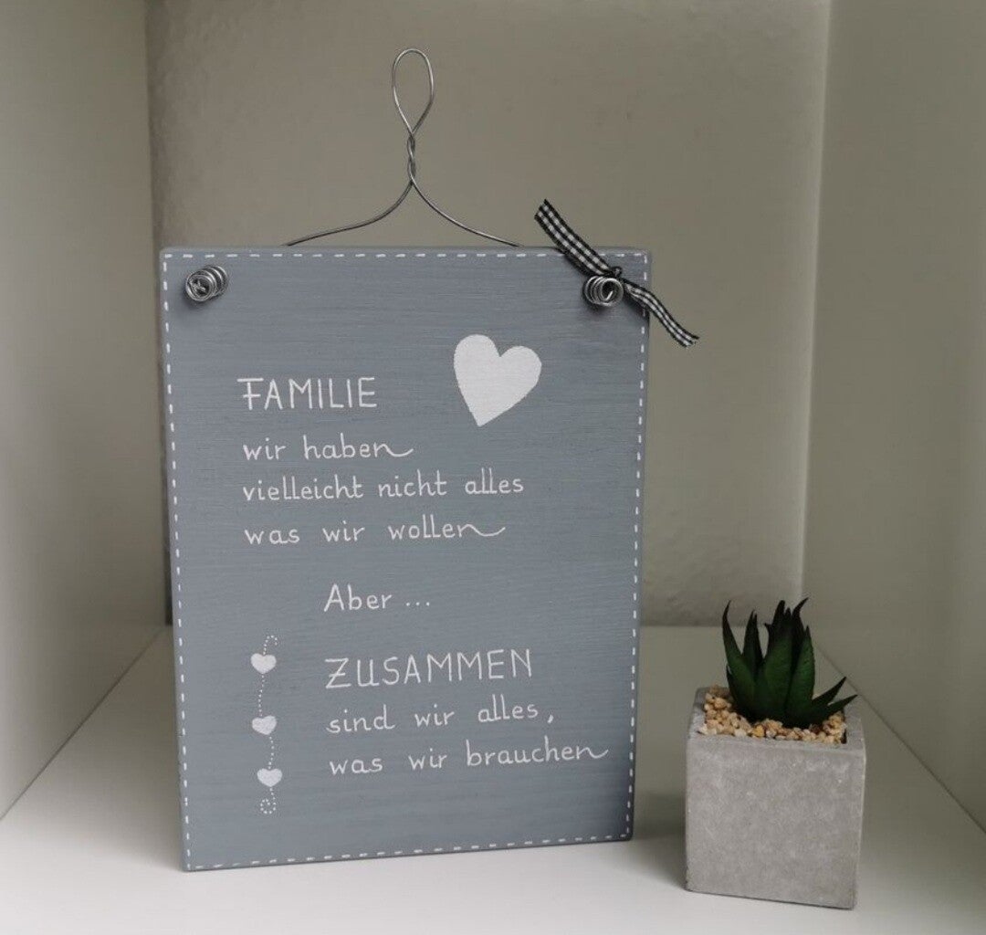 FAMILIE. Wir haben vielleicht nicht alles was wir wollen. Aber zusammen sind wir alles was wir brauchen.