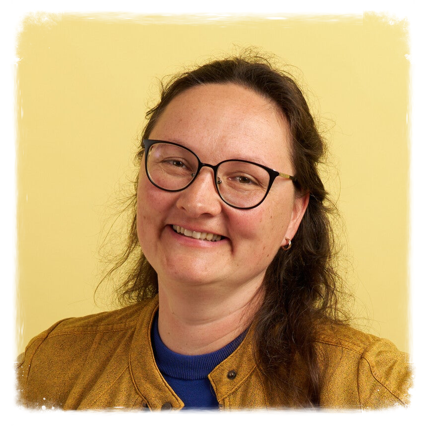 Foto van Angela van Kruisbergen met een gele achtergrond