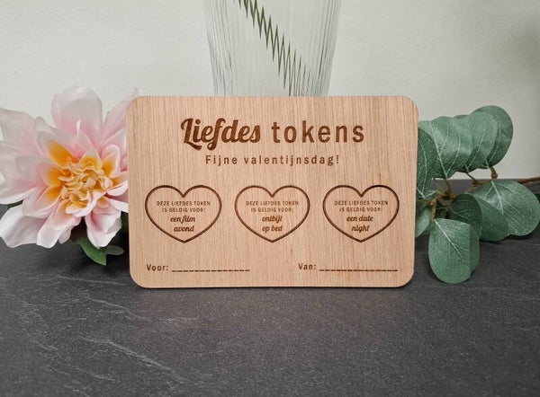Houten kaart met liefdestokens