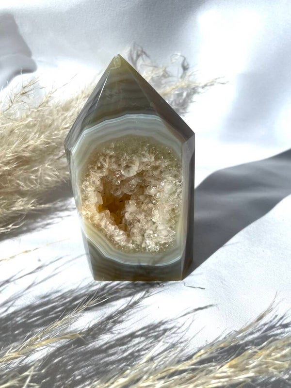 Agaat punt met mooie kristallen 10cm