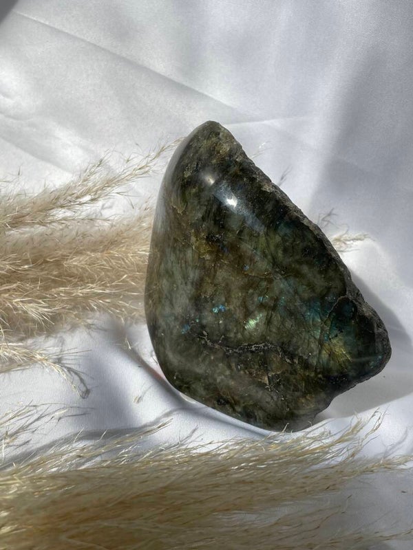 Labradorite sculptuur half gepolijst