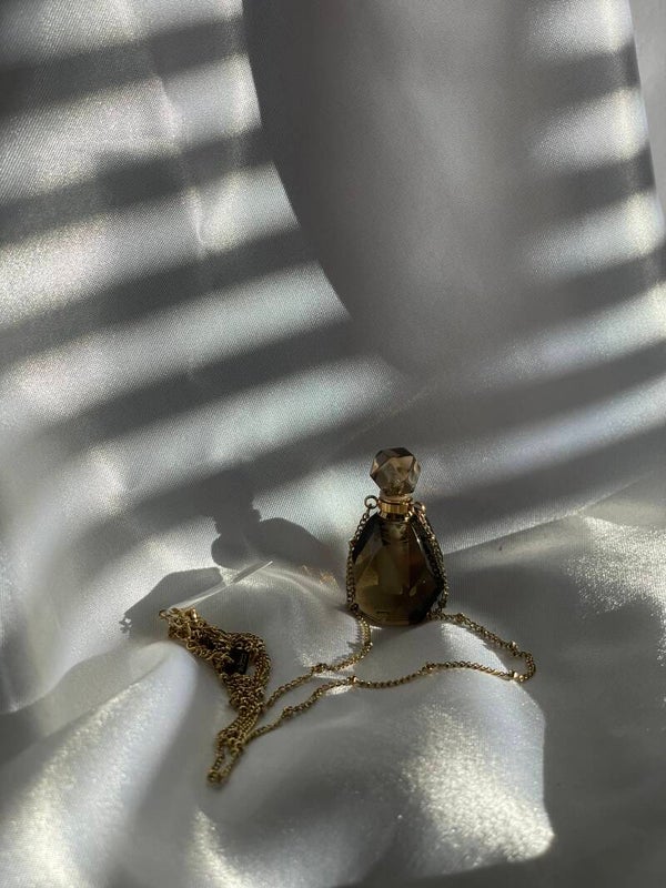 Rookkwarts parfum flesjes aan een ketting