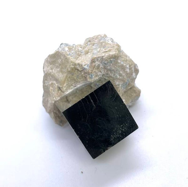 Pyriet kubus op stuk rots