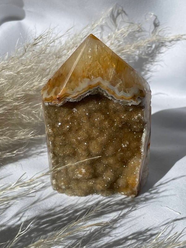 Agaat punt met Druzy kristallen 10 cm.
