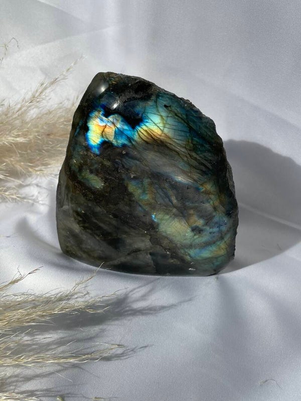 Labradorite Sculptuur half gepolijst.
