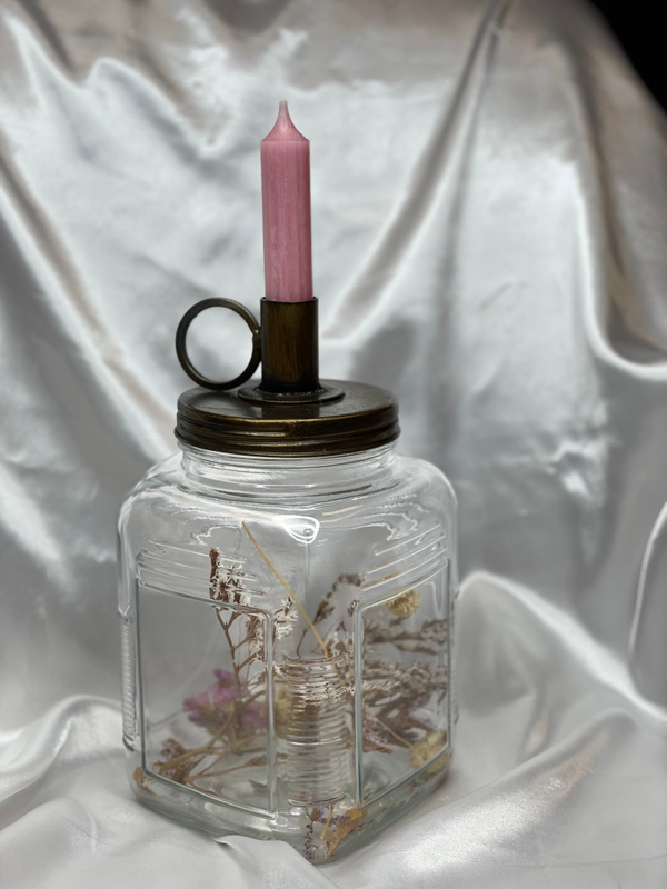 Glazen kandelaar met droogbloemen