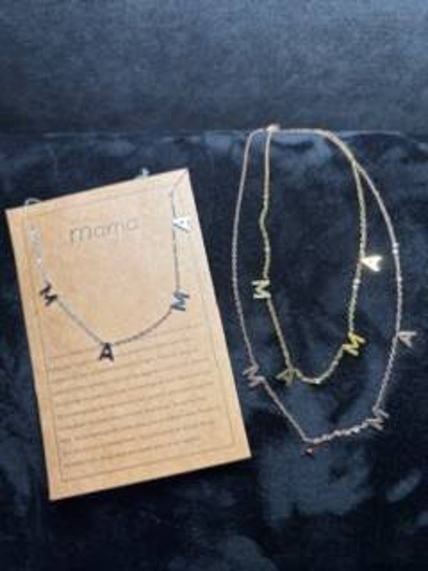 Cadenita con la palabra MAMA