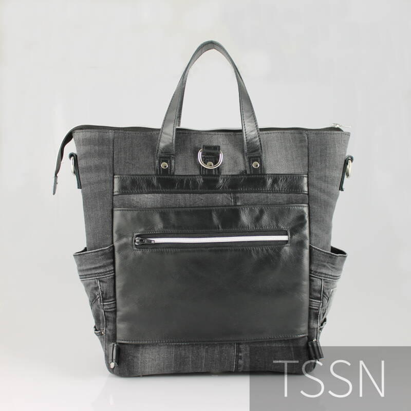 Achterkant tas van zwarte spijkerbroek en oud leren bankstel