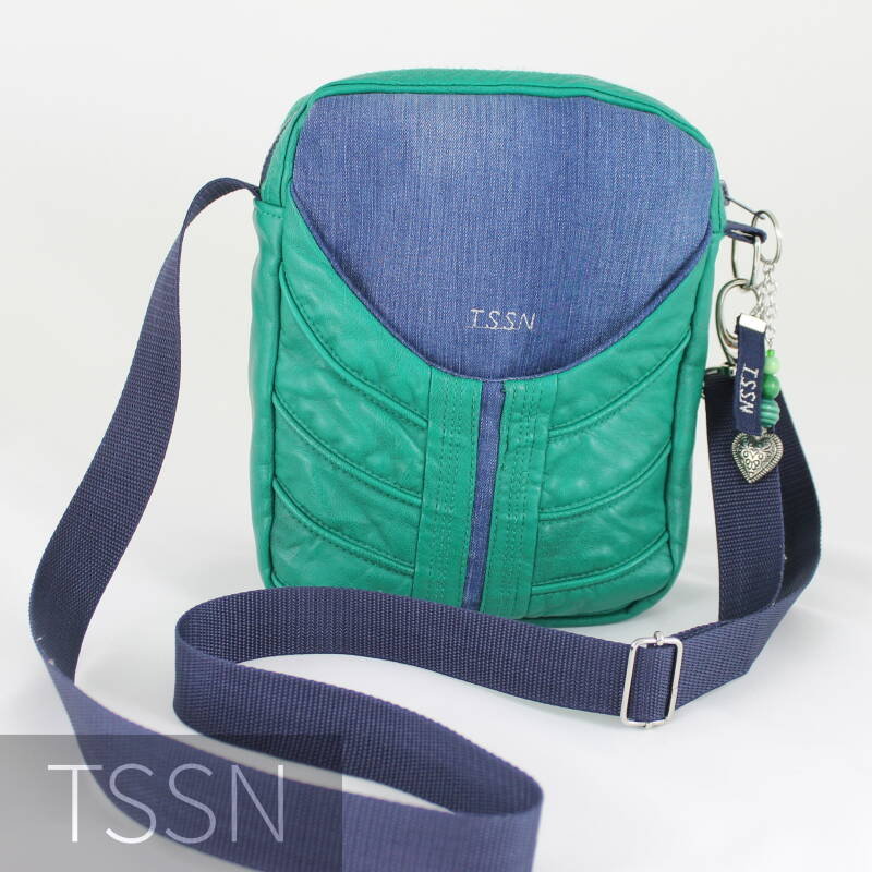 Voorkant schoudertasje model Anna 3 gemaakt van spijkerbroek en groen  leren jack