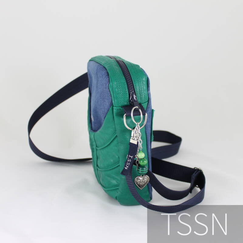 Zijkant schoudertasje model Anna 3 gemaakt van spijkerbroek en groen  leren jack