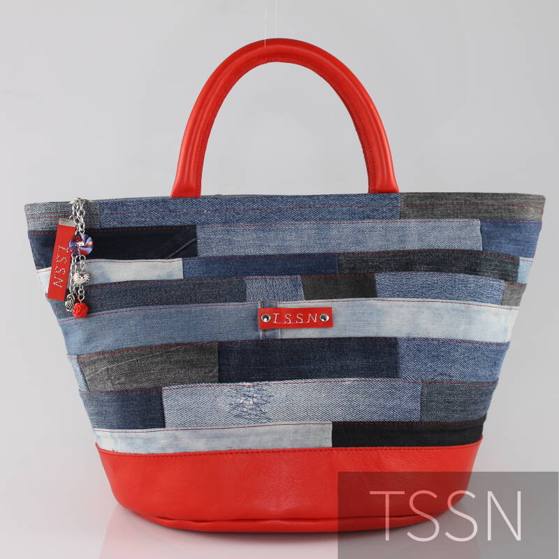Achterkant Bucket bag model Esther 2 gemaakt van meerdere kleuren denim stroken en rood leer