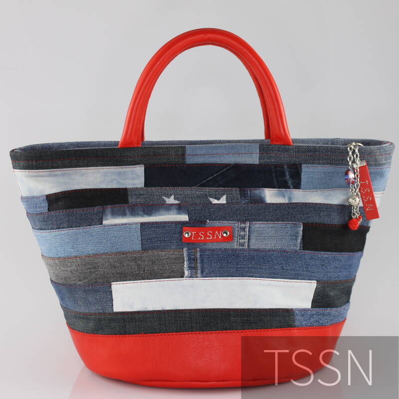 Voorkant Bucket bag model Esther 2 gemaakt van meerdere kleuren denim stroken en rood leer