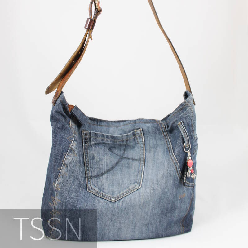 Achterkant big shopper model Lisa van versleten spijkerbroek en oude leren riem