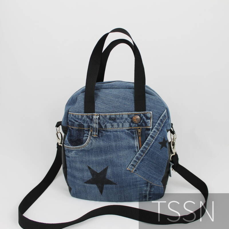 Voorkant  stoere hand- schoudertas model Daisy gemaakt van een blauwe Esprit spijkerbroek
