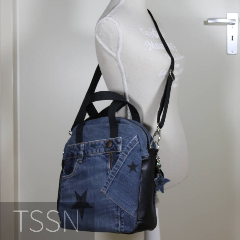 Stoere hand- schoudertas model Daisy gemaakt van een blauwe Esprit spijkerbroek, op paspop