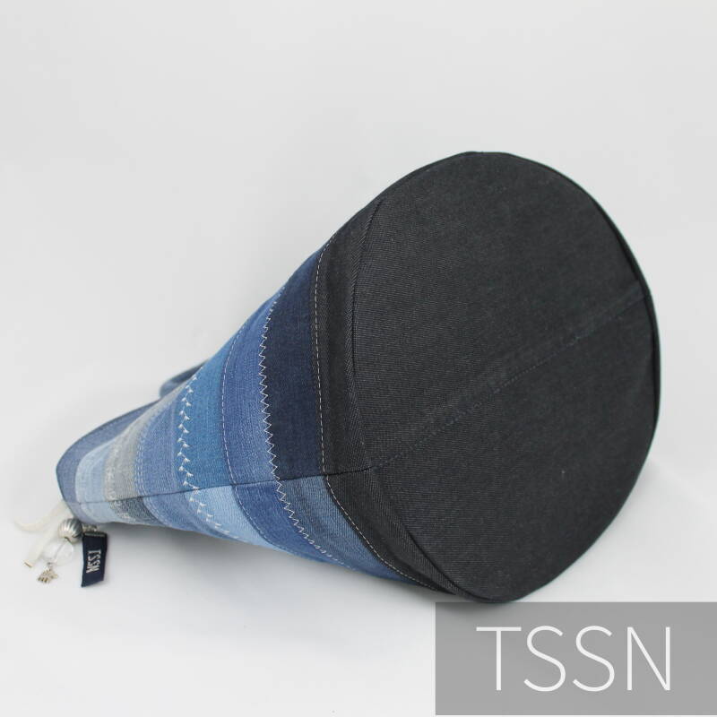 Bodem van bucketbag model Esther van meerdere verschillend gekleurde spijkerbroeken.