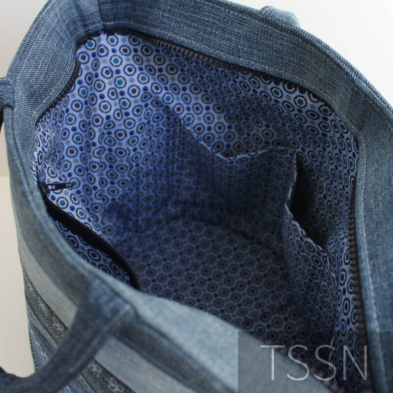 Binnenkant is gevoerd met katoen voorzien van meerdere (rits)vakken, bucketbag model Esther van meerdere verschillend gekleurde spijkerbroeken.