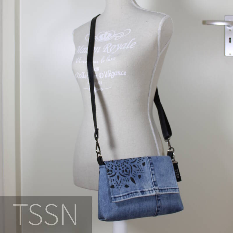 Schoudertasje model Tessa 1 gemaakt van oude spijkerbroek bedrukt met mandala, op paspop