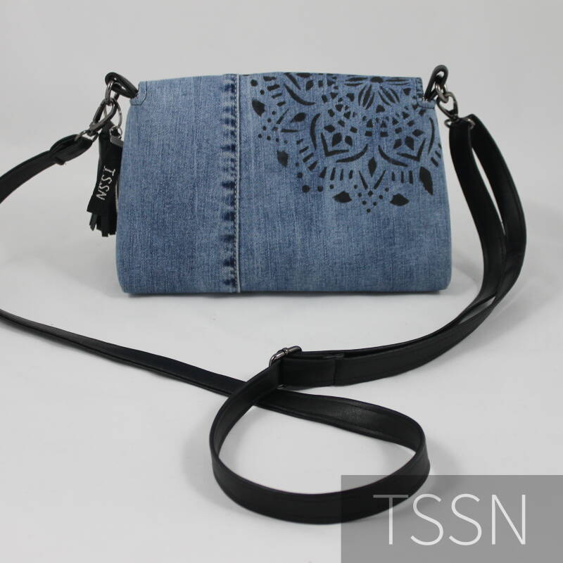 Achterkant schoudertasje model Tessa 1 gemaakt van oude spijkerbroek bedrukt met mandala 
