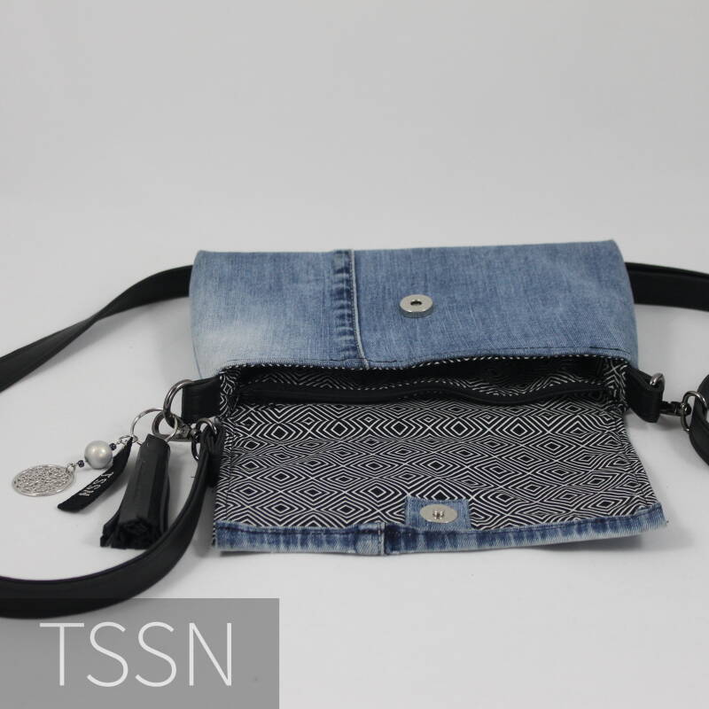 Schoudertasje model Tessa 1 gemaakt van oude spijkerbroek bedrukt met mandala, tasje sluit met magneetsluiting