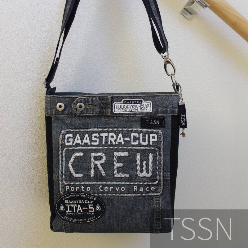 Schoudertas van Gaastra spijkerjack met applicaties van het jack.