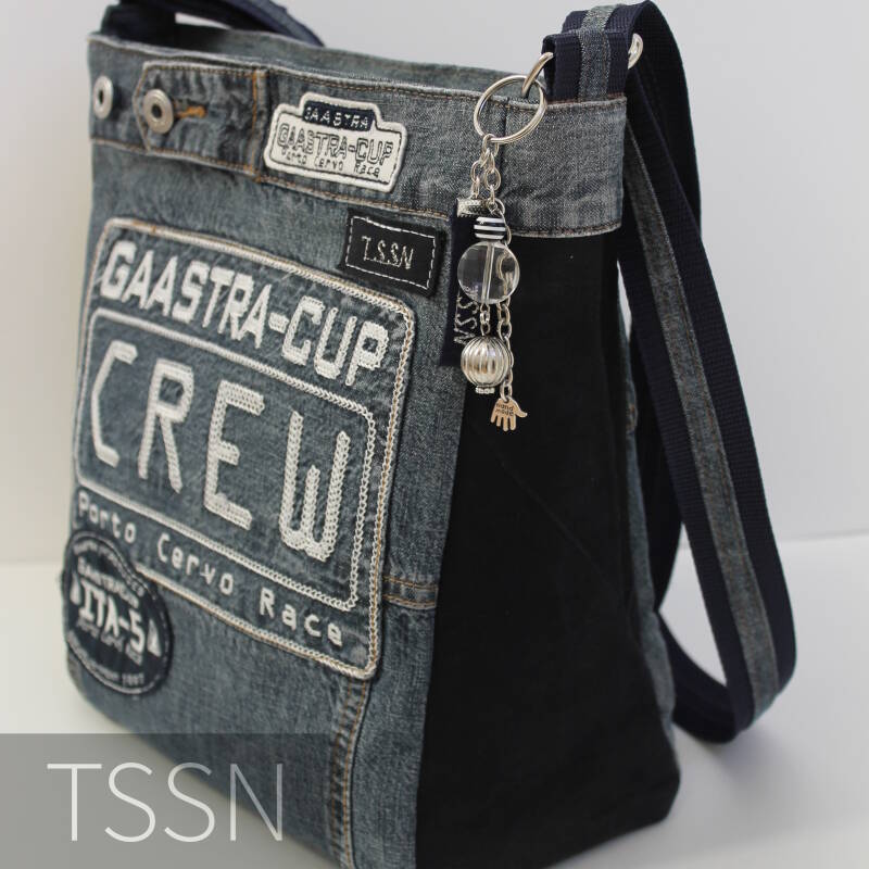 Zijkant schoudertas model Vera 1 gemaakt van een spijkerjack en afvalresten suede