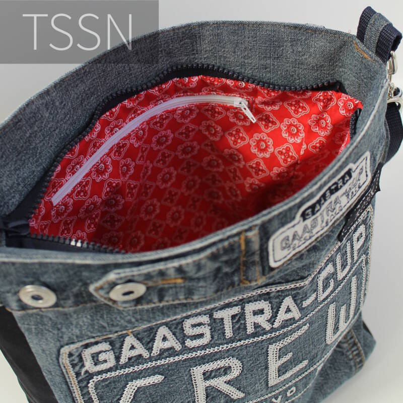 Binnenkant voorzien van voering en ritsvakje, schoudertas model Vera 1 gemaakt van een spijkerjack en afvalresten suede