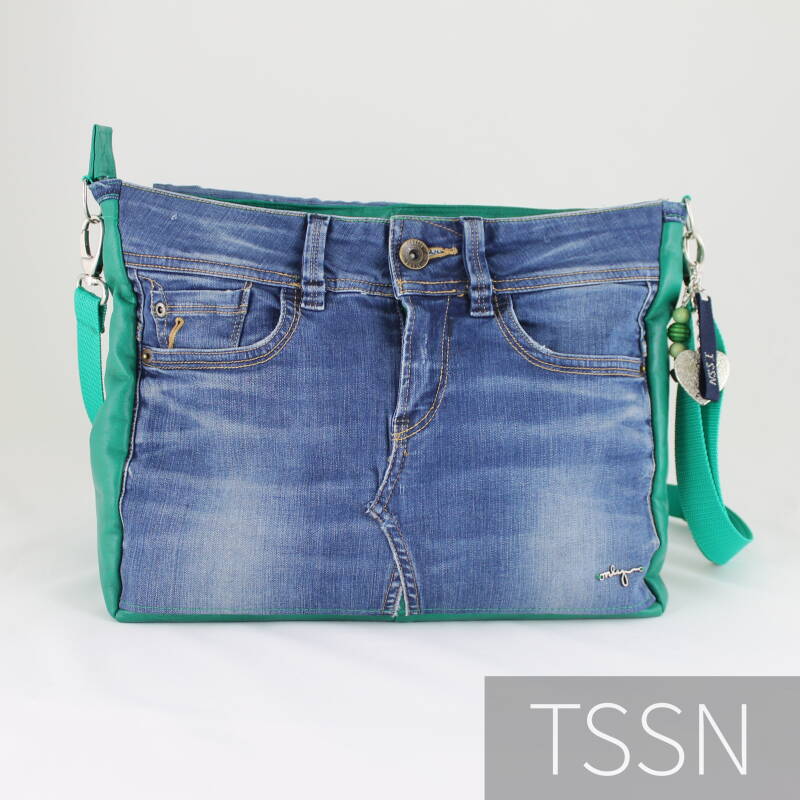 Voorkant tas onder de klep, messengerbag model Heidy gemaakt van een spijkerbroek en groen leren jasje