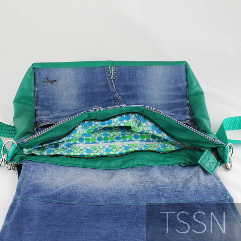 Binnenkant is gevoerd met katoen, voorzien van ritsvakje, messengerbag model Heidy gemaakt van een spijkerbroek en groen leren jasje