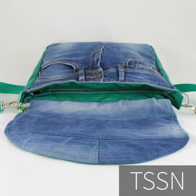 Tas sluit met een rits onder de klep,messengerbag model Heidy gemaakt van een spijkerbroek en groen leren jasje