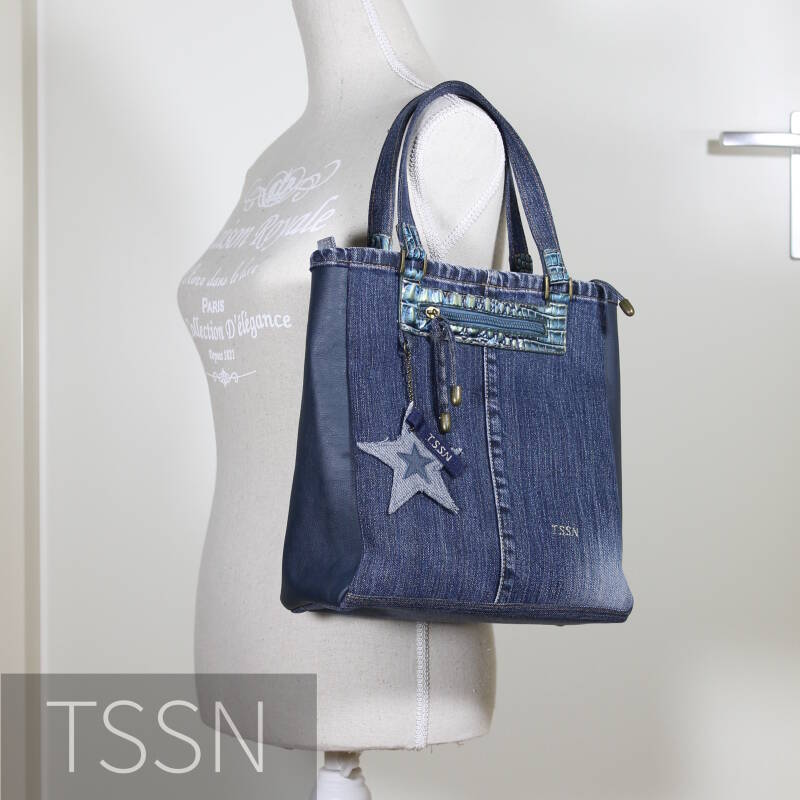 Handtas model Vera 2 gemaakt van een spijkerbroek, oud tasje en donkerblauw leer, op paspop