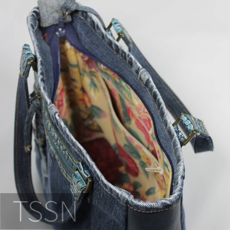 Binnenkant voorzien van voering en ritsvakje,handtas model Vera 2 gemaakt van een spijkerbroek, oud tasje en donkerblauw leer