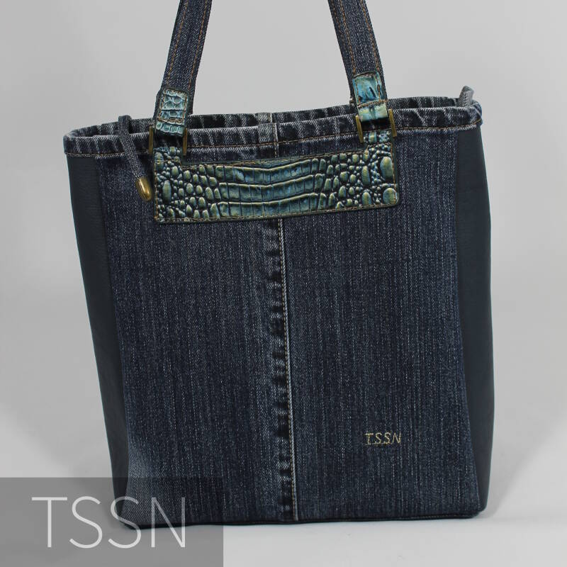 Achterkant handtas model Vera 2 gemaakt van een spijkerbroek, oud tasje en donkerblauw leer