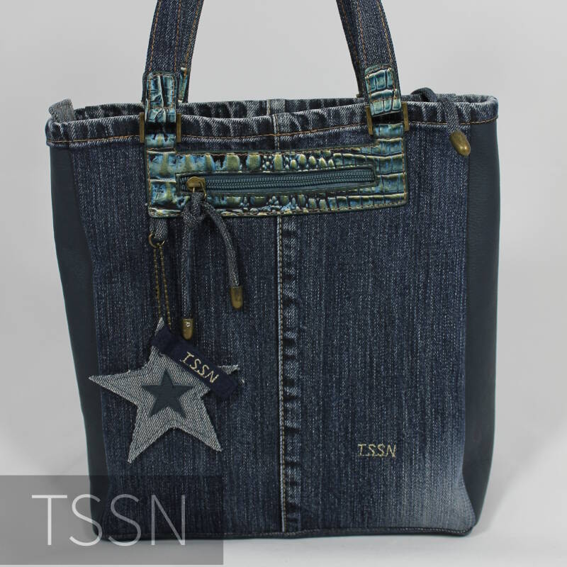 Voorkant handtas model Vera 2 gemaakt van een spijkerbroek, oud tasje en donkerblauw leer