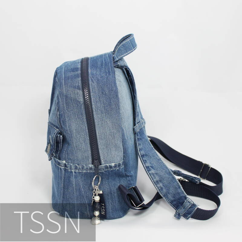 Zijkant rugtasje model Floortje van blauwe versleten spijkerbroek