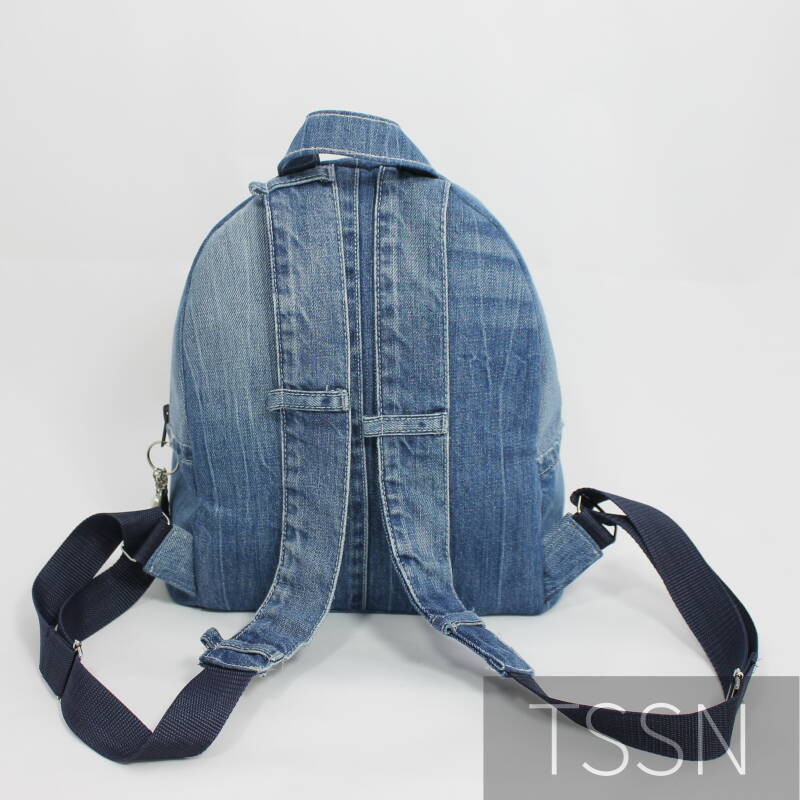 Achterkant rugtasje model Floortje van blauwe versleten spijkerbroek