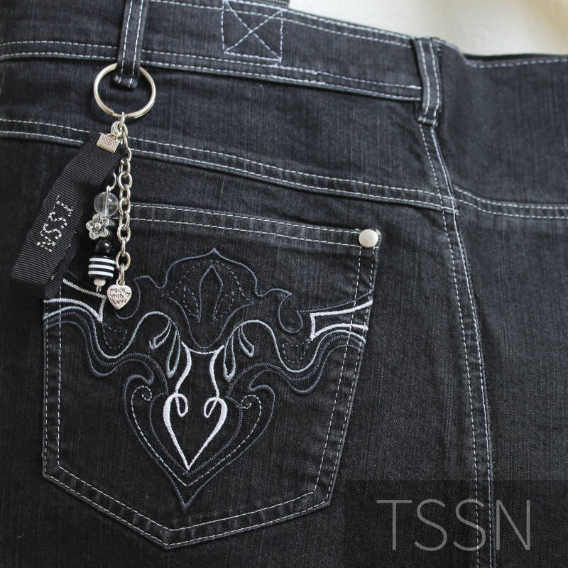 Close-up shopper model Bente 2 gemaakt van een zwarte spijkerbroek 