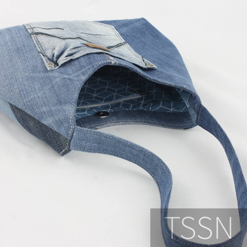 Binnenkant met ritsvakje, schoudertasje model Gina 3 gemaakt van verschillende kleuren spijkerstof