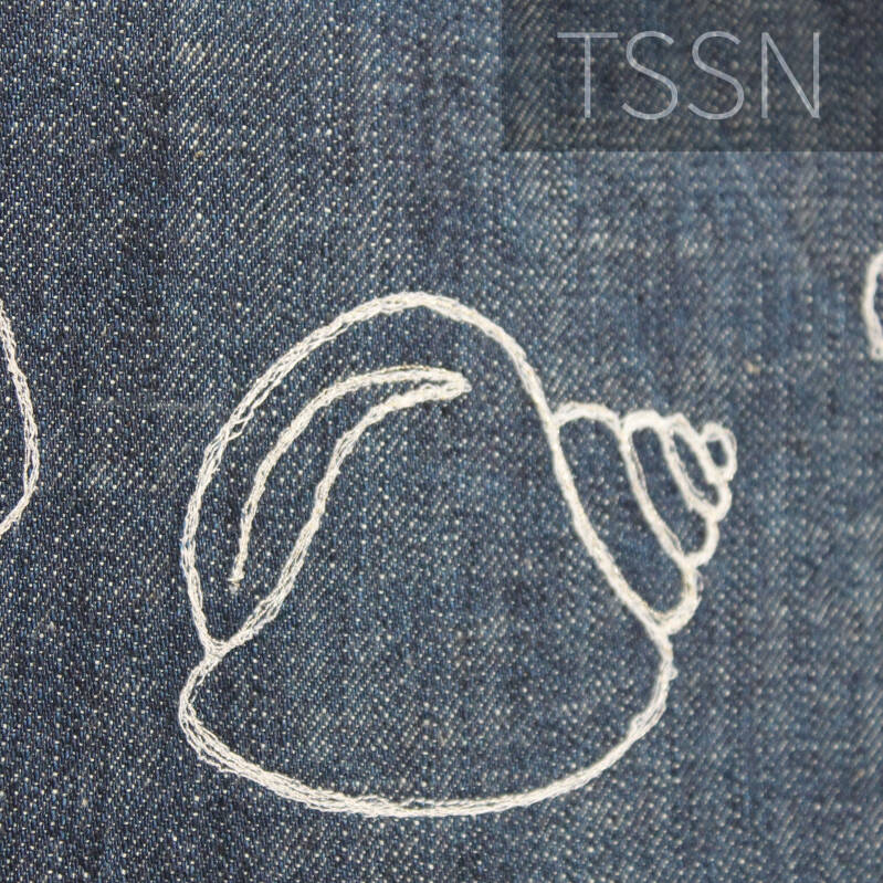 Close-up schelp strandtas 1 met geborduurde schelpen