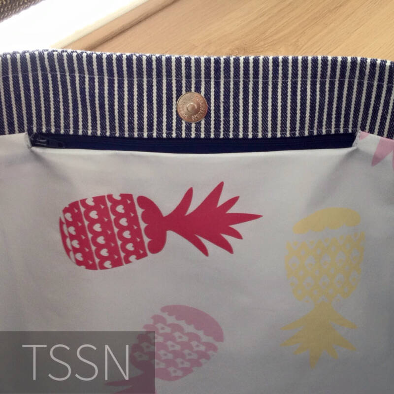 Binnenkant tas is gevoerd met plastic tafelzeil en voorzien van een ritsvak, strandtas 1 met geborduurde schelpen