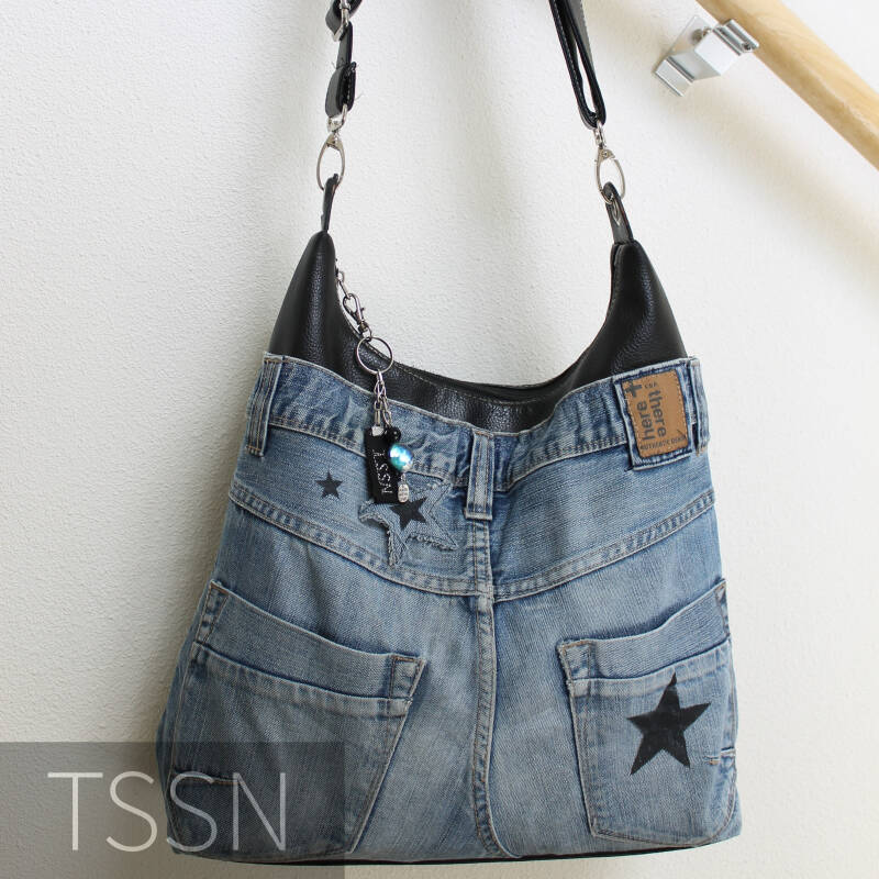 Achterkant model Jeanstas gemaakt van kapotte spijkerbroek en oude tas