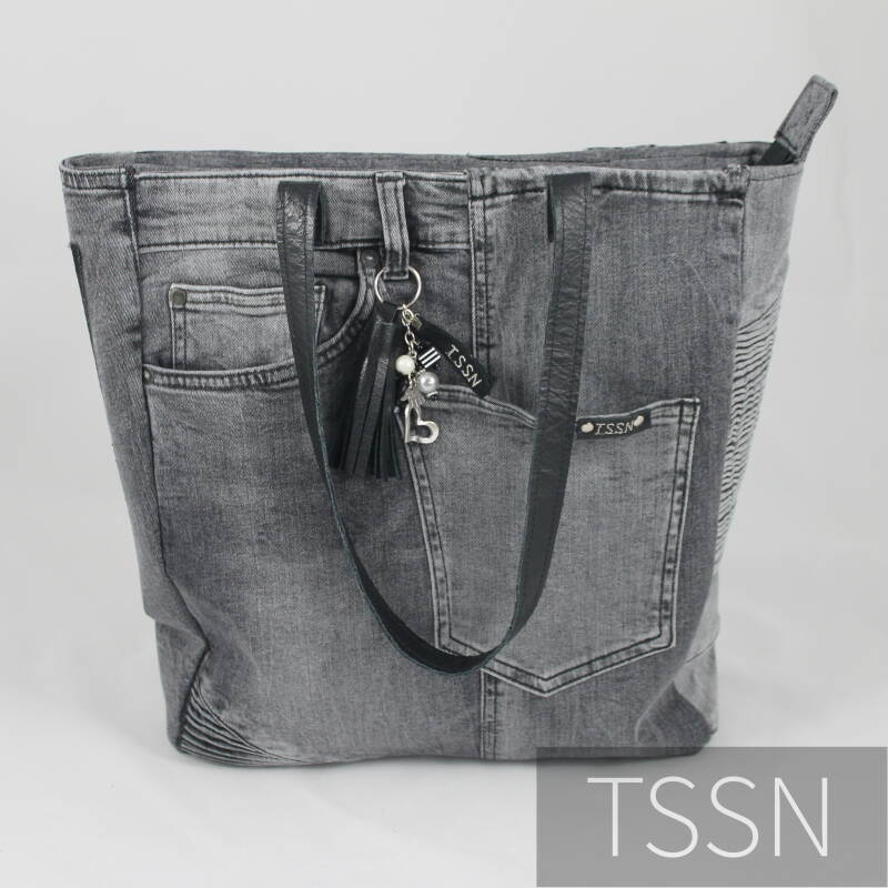 Voorkant  stoere shopper model Cindy 2 gemaakt van lichtgrijze spijkerbroek met leren hengsels