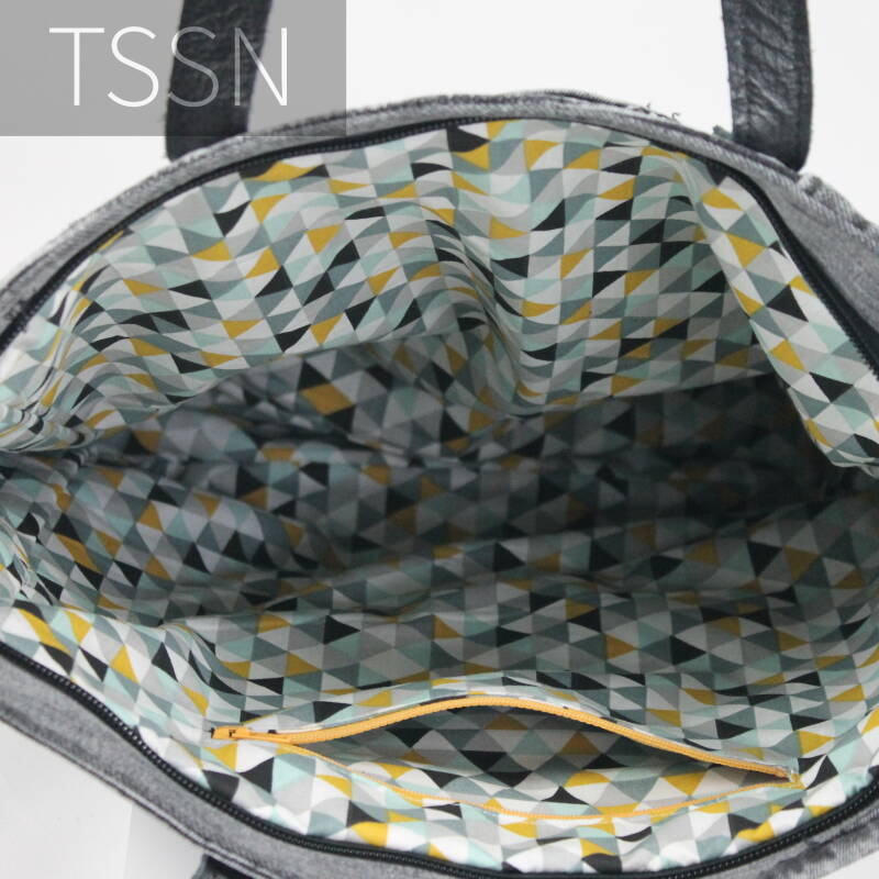 Binnenkant  met ritsvakje, stoere shopper model Cindy 2 gemaakt van lichtgrijze spijkerbroek met leren hengsels