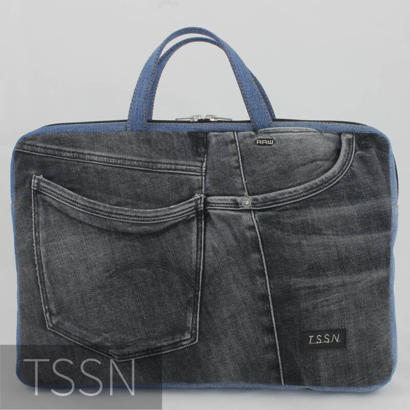 Achterkant  denim laptoptas voor Nadia.
