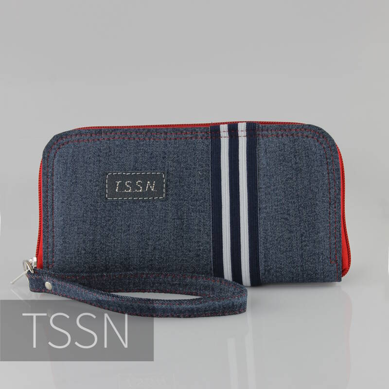 Voorkant portemonnee Maggy55 2 gemaakt van versleten spijkerbroek met gestreepte bies op de zijnaad