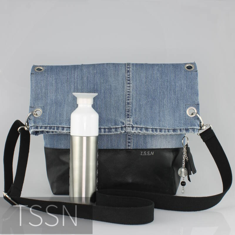 Voorkant schoudertas met flap model Celine 2 gemaakt van oude spijkerbroek en leer van een bank