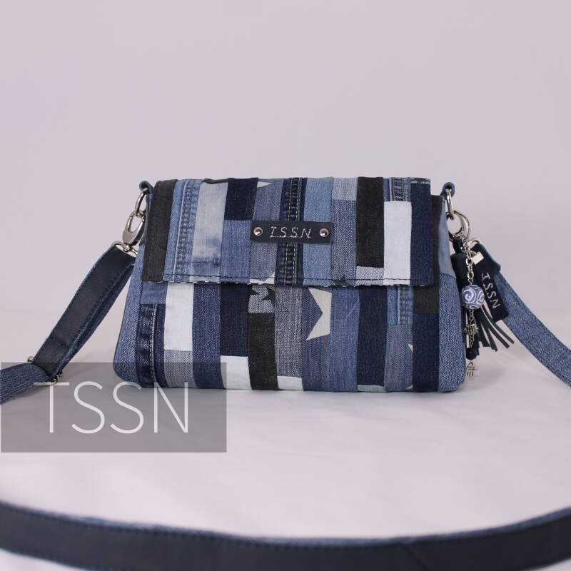 Voorkant schoudertasje model Tessa 2 gemaakt van verschillend gekleurde stroken denim